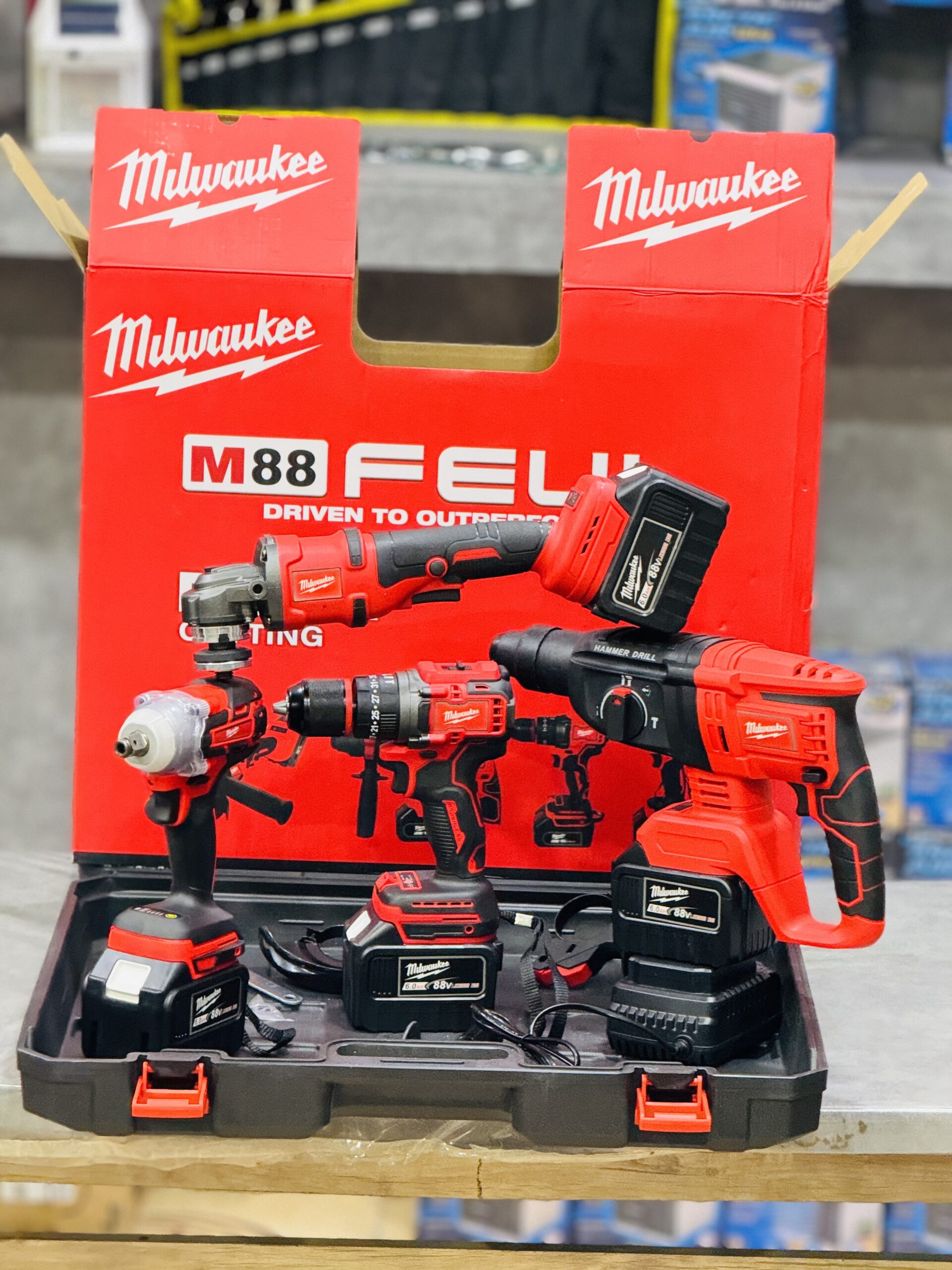 پک 4 قلوی شارژی با باتری های 15 سلولی میلواکی مدل 88V